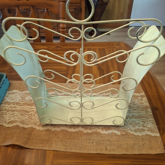 Elegant Cream Metal Magazine Rack - Picture 3 of 7